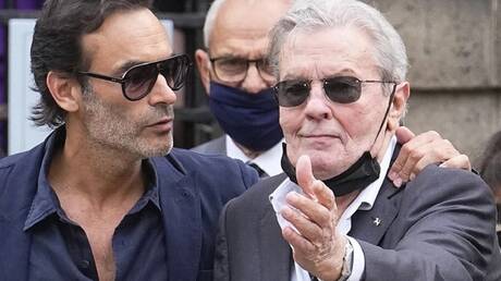 حرمان الفنان الفرنسي آلان ديلون من حقوقه ووضعه تحت الوصاية