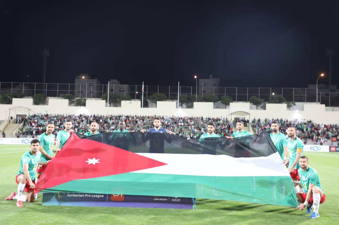 جماهير وفريقي الوحدات والحسين اربد يرفعون العلم الأردني بمناسبة يوم العلم 