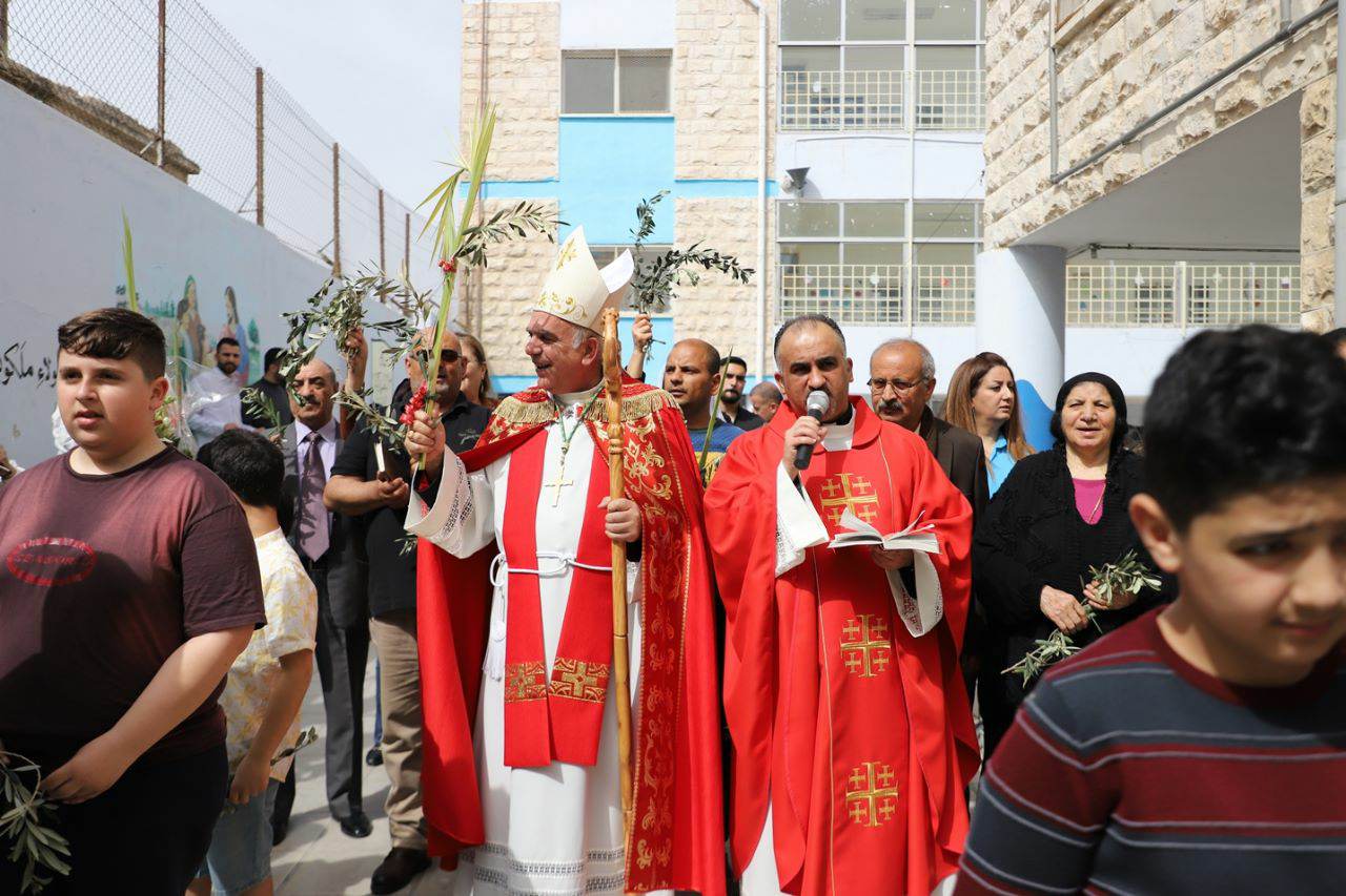مسيحيو الأردن يحتفلون بأحد الشعانين بأغصان الزيتون وسعف النخيل