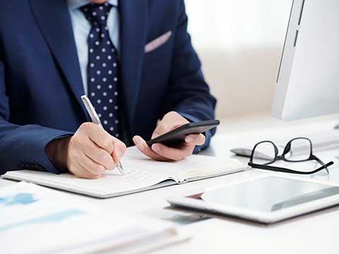 موظفون يطالبون بإعادة النظر بنظام الموارد البشرية وتحقيق العدالة في توزيع الحوافز والمكافآت