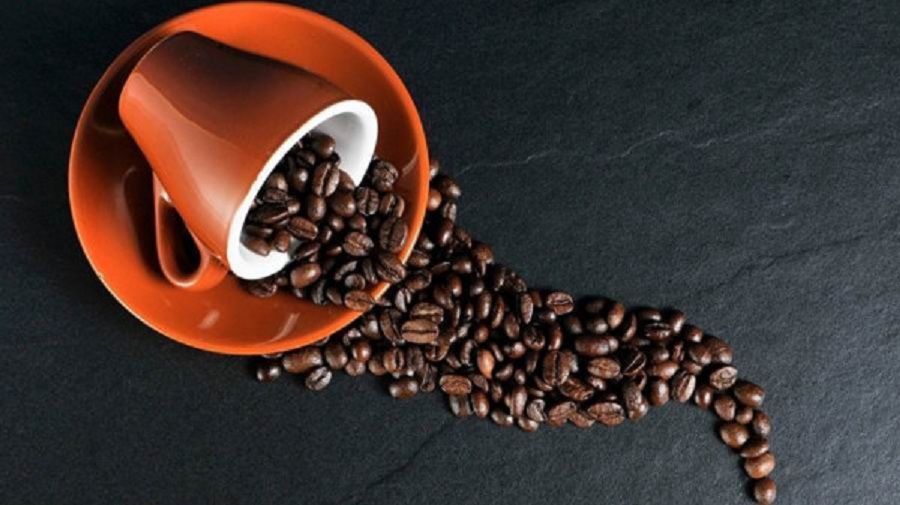 بينهم البيرة والقهوة ..  مشروبات وأطعمة تزيد هرمون الأنوثة لدى الرجال 