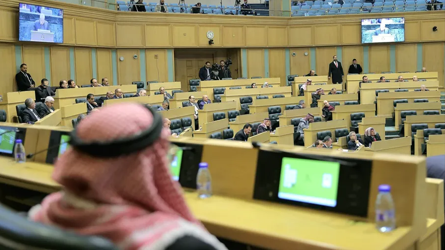 رمالٌ مُتحرّكة في البرلمان الجديد ..  مفاوضات و رسائل تقارب مع الوسط وخصومهم في حضن حزب إرادة - تفاصيل 