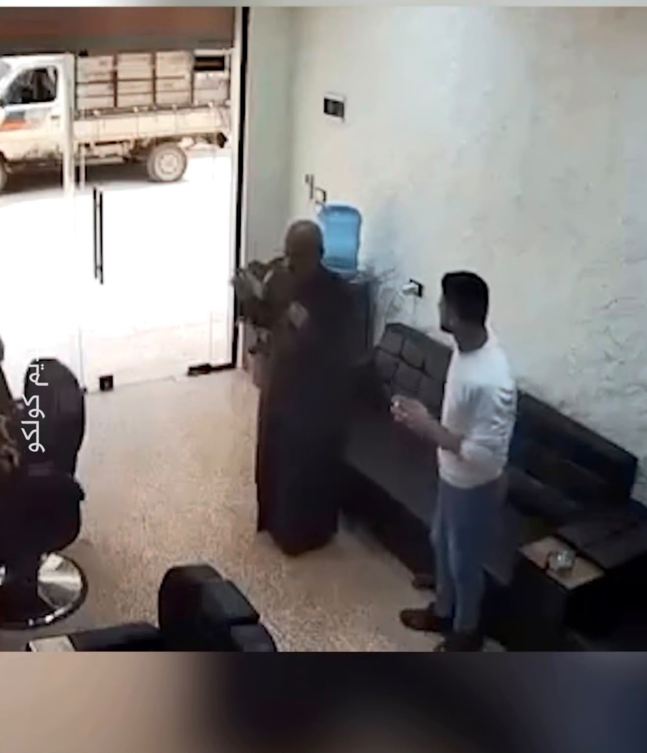 مسنّ ينطق بالشهادتين داخل محل حلاقة قبل وفاته بأزمة قلبية في ريف إدلب
