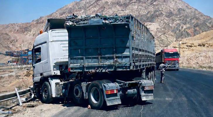 تدهور رأس قاطرة يعيق المسرب الأيمن على الطريق الخلفي بالعقبة