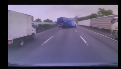 بالفيديو  ..  لحظة تحطم حافلة اصطدمت بجدار بعد ان فقد سائقها السيطرة عليها 
