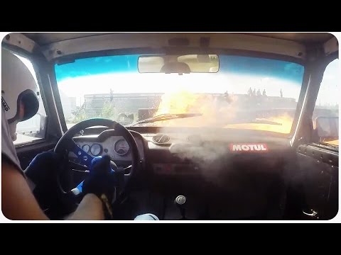 بالفيديو  ..  حريق يشب في سيارة سباق والسائق يقارع الزمن