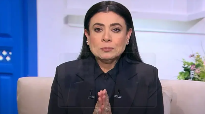 "مش عارفة أعيش" ..  نشوى مصطفى تنهار باكية بعد رحيل زوجها