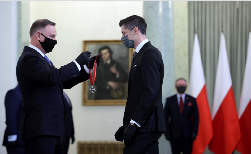بالصور  ..  تكريم ليفاندوفيسكي من قبل رئيس بولندا