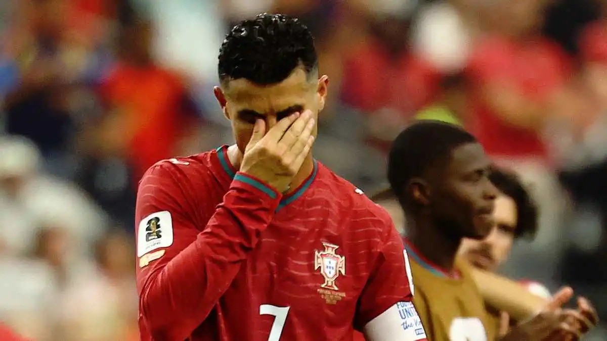 أسطورة إنجلترا يوجه تحذيرًا صريحًا لرونالدو بعد وداع كأس العالم  