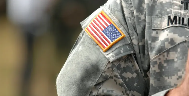 أعراض مرضية بقاعدة عسكرية في واشنطن ..  بعد فتح طرد مشبوه