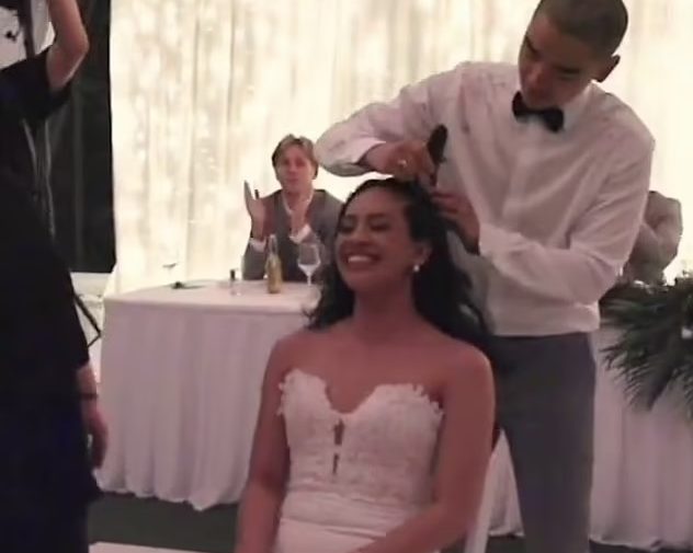 بالفيديو  ..  صدق او لا تصدق  ..  عروسان يحلقان شعرهما كاملا يوم الزفاف أمام الضيوف لسبب غريب!