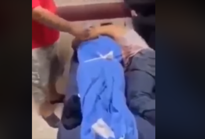 فيديو مؤثر جداً و "يُدمي القلب"   ..  شقيق الشهيد "عماد حشاش" يذرف الدموع و يحتضن جثته و يرفض تركه