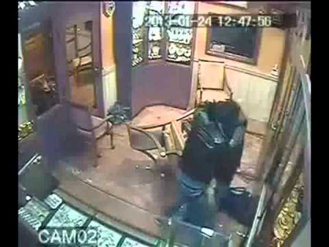 سارق يهجم على محل مجوهرات ويقتل صاحب المحل بطريقة بشعة