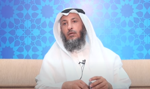 هل يأثم من يصلي الفريضة في بيته؟