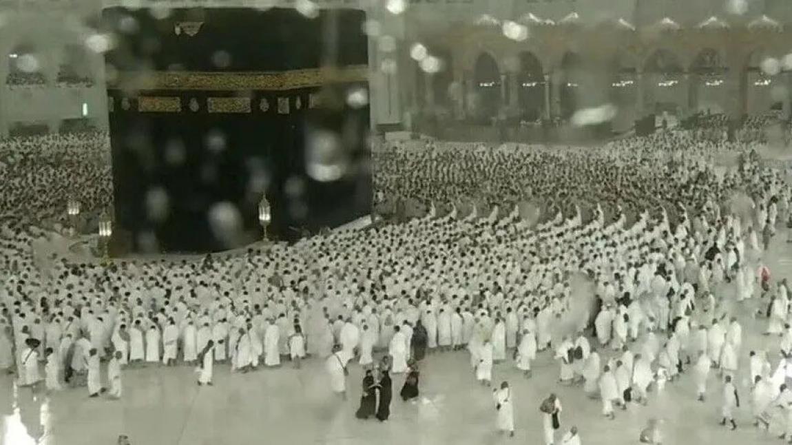 "أمطار الخير" تهطل بغزارة على الحرم المكي وقت صلاة المغرب