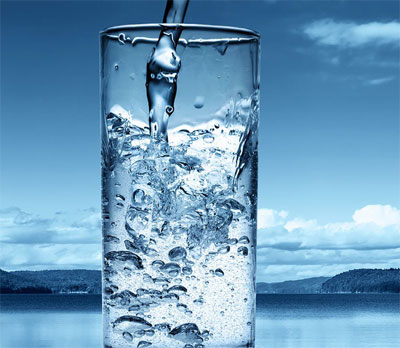 تعرف على 10 فوائد مذهلة لشرب الماء الدافئ يوميا!