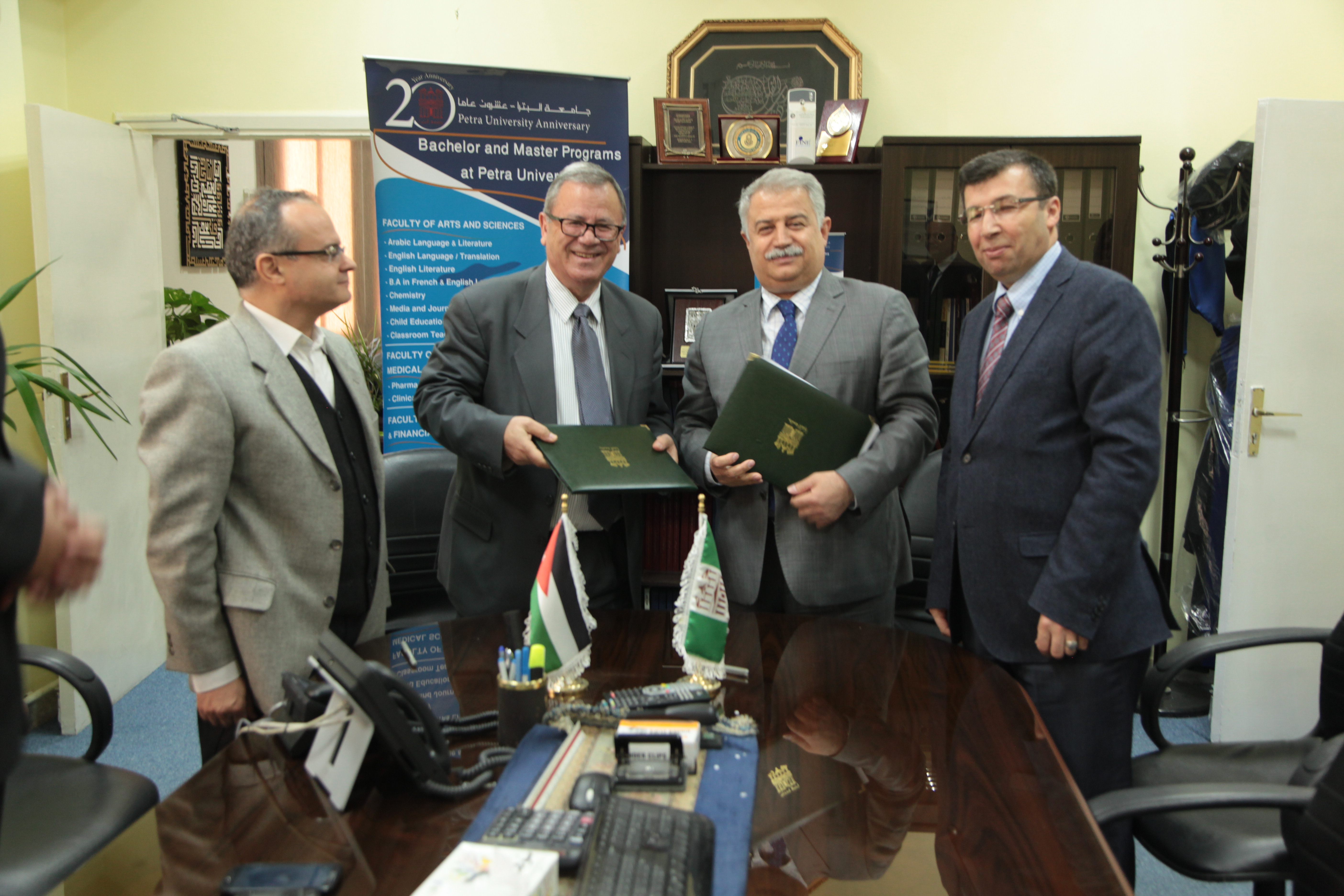توقيع اتفاقية تبادل ثقافي بين جامعة البترا وجامعة نجم الدين التركية