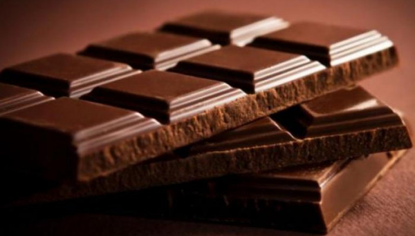 دراسة: تناول الشوكولاتة بكثرة قد يسبب الإصابة بهذا النوع من السرطان