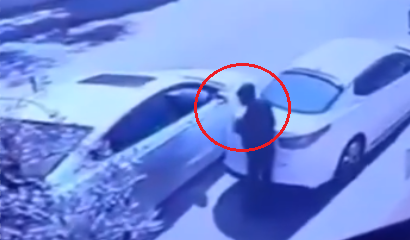 بالفيديو  ..  سرقة "لوحة أرقام" مركبة أمام مسجد في جرش