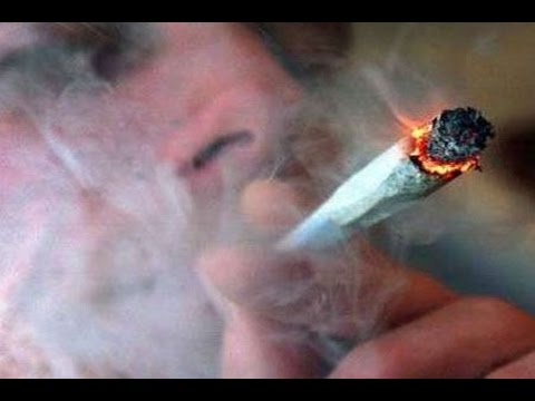 القبض على شخص بث فيديو على "فيسبوك" وهو يقوم بتعاطي الحشيش في الزرقاء