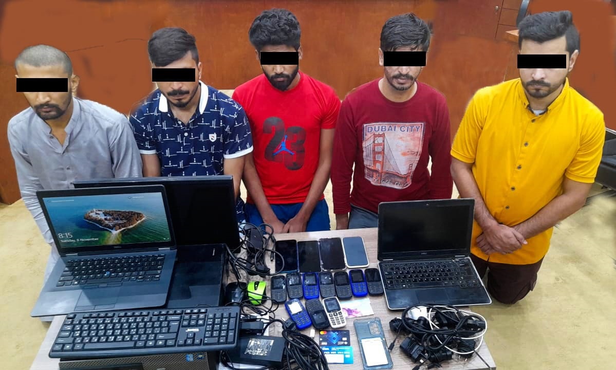شرطة الشارقة تسقط عصابة "تحديث بياناتك البنكية" وتحيلهم للنيابة العامة