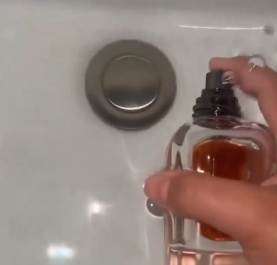 هكذا يمكنك معرفة الفرق بين العطر المزيف والاصلي - فيديو