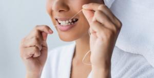 أسباب انبعاث رائحة كريهة في خيط الأسنان وكيفيّة التخلّص منها
