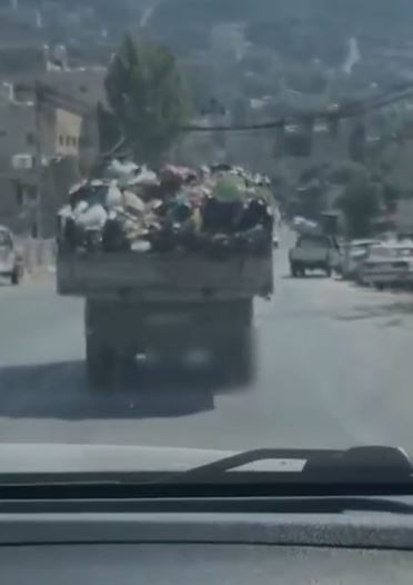 مواطن يوثق تطاير النفايات من داخل شاحنة دون غطاء على طريق عنجرة ..  فيديو