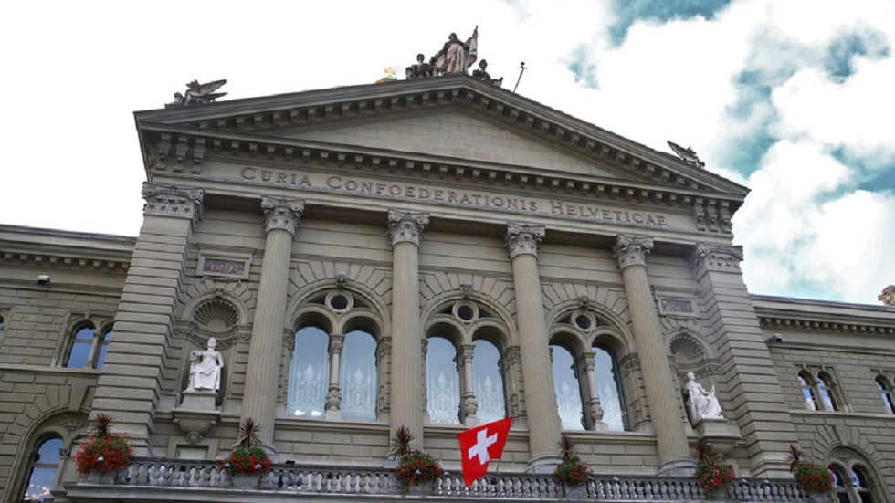 محتج يشعل النار في نفسه أمام البرلمان السويسري