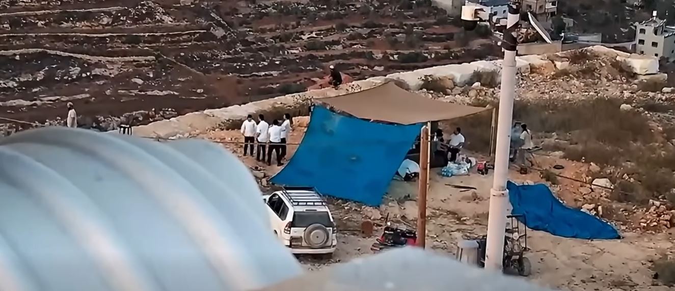 مستعمرون إرهابيون يواصلون حصار منزل في بلدة قصرة لليوم الثاني