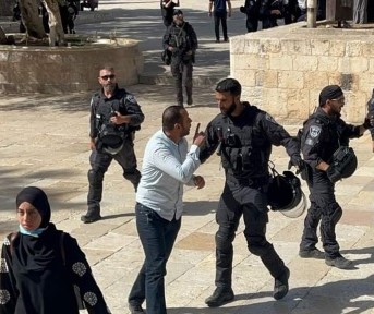 قيود على دخول المصلين الى المسجد الأقصى لاداء صلاة الفجر