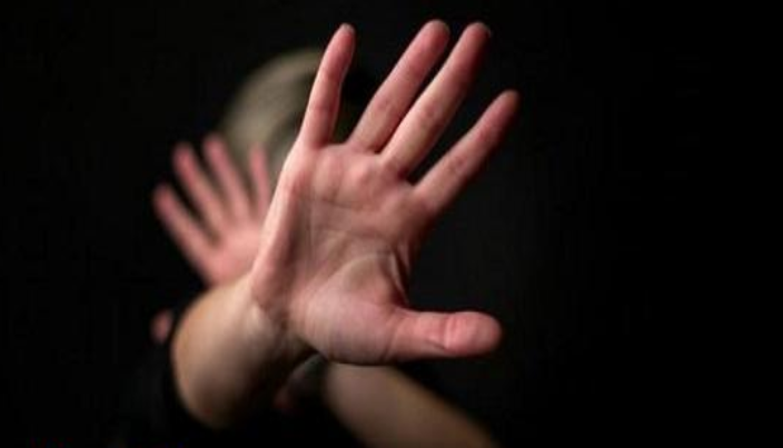 طفل صغير ينقذ والدته من الاعتداء عليها والتحرش بها داخل حديقة