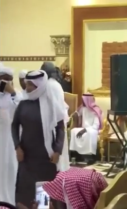 سيدة سعودية ترقص وسط الرجال فى حفله عامه  