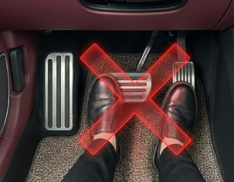 الوضعية الصحيحة للقدم أثناء القيادة لضمان السلامة وتحقيق تحكم مثالي وتجنب الحوادث