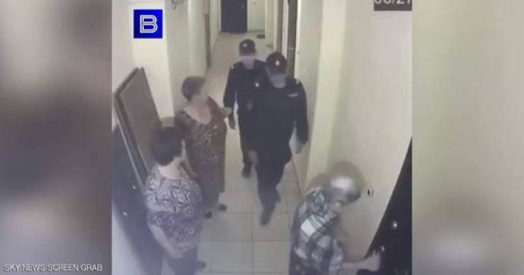 بالفيديو  .. عجوز روسية شقية حتى الشرطة لم تقدر عليها!