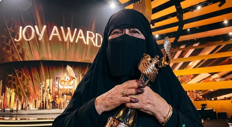 (الخالة مزنة) ..  أول ممثلة سعودية تعمل بتقنيات الذكاء الاصطناعي