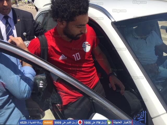محمد صلاح يغادر مطار القاهرة حزينا 