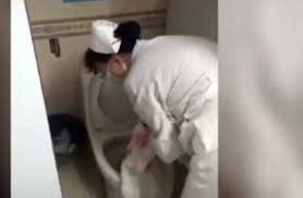 بالفيديو ..  شاهد لحظة انقاذ مولود "تخلصت" منه أمه في حفرة مرحاض 