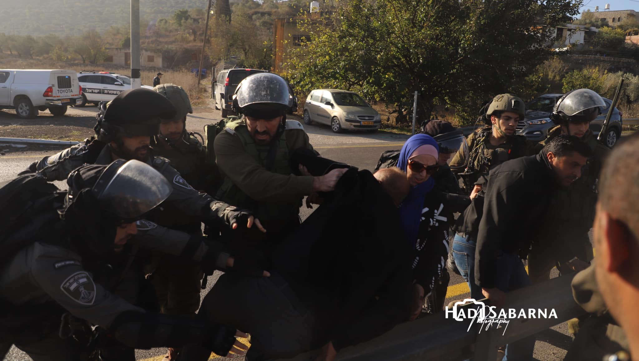 بالفيديو  ..  قوات الاحتلال تعتدي على فلسطينيين جنوب نابلس