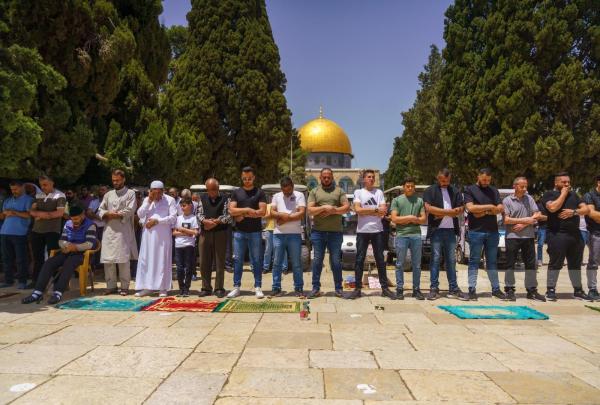 70 ألفا يؤدون الجمعة في المسجد الأقصى رغم إجراءات الاحتلال