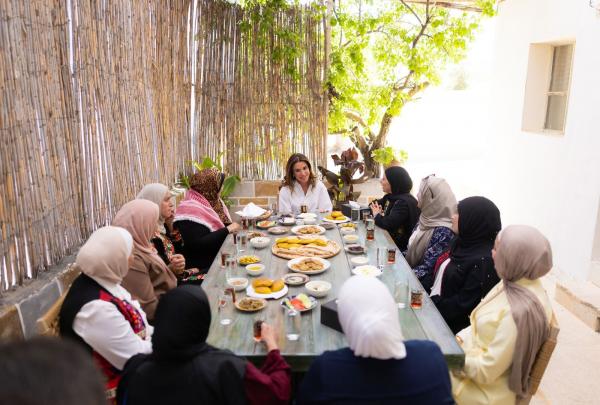 الملكة رانيا تزور جمعية أصايل بدر وتلتقي سيدات من المجتمع المحلي
