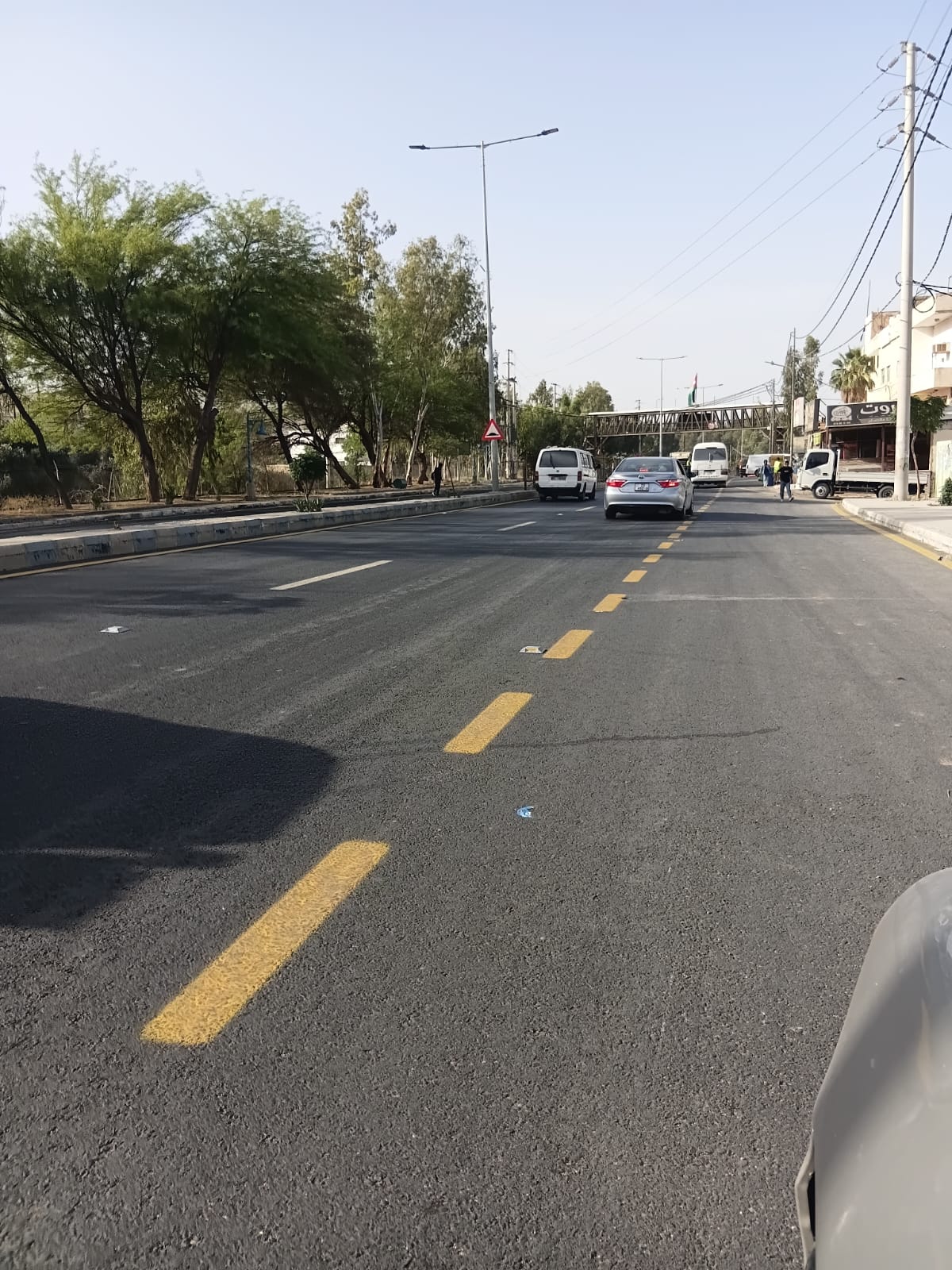 إنجاز صيانة أجزاء من الطريق الرئيسي في لواء دير علا ومثلث المصري