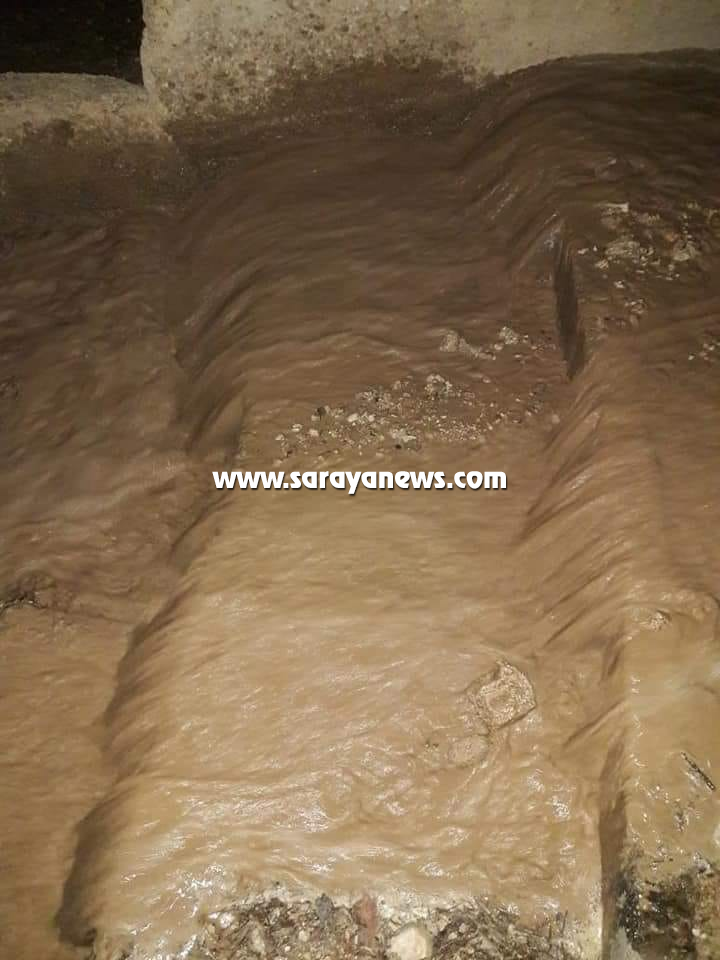 بالفيديو والصور: المياه تداهم منازل المواطنين نتيجة فيضان خزان بيت رأس في اربد