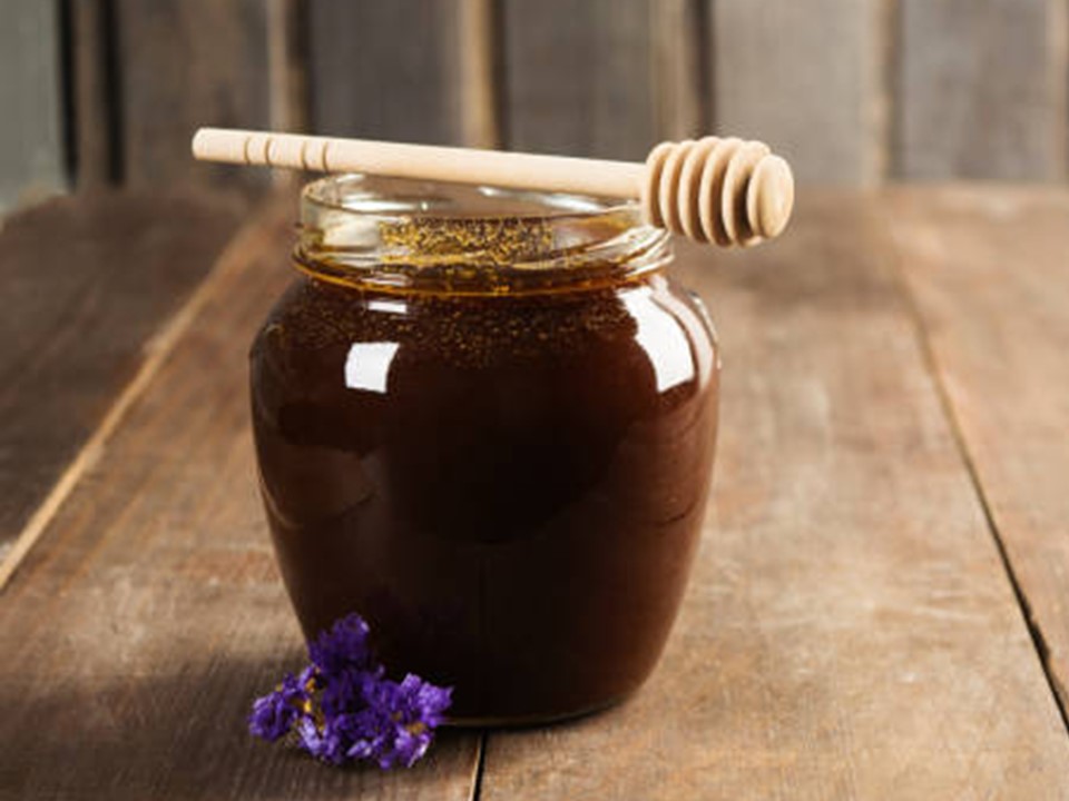 العسل الأسود ..  دواء طبيعي للسمنة والصداع وألم الأسنان