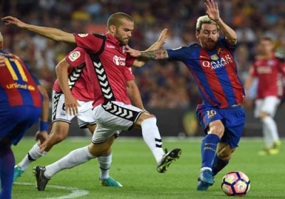 برشلونة يتلقى صفعة من ألافيس وريال مدريد ينفرد بصدارة الدوري الأسباني