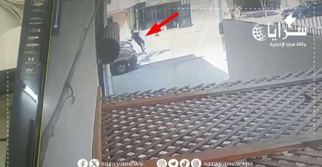 "نزل من سيارة فارهة" ..  شاهد كيف القى مفتعل حوادث دهس جسده أمام مركبة في عمّان - فيديو 