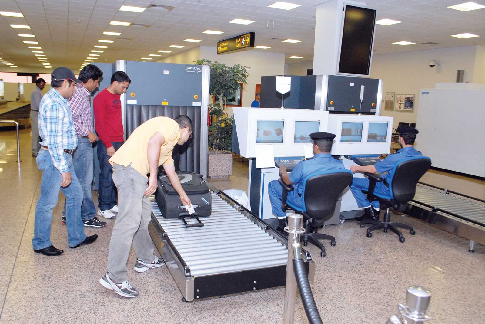 زائر يترك حقائب مشبوهة في مطار دبي ويهرب