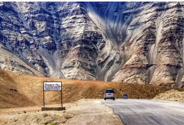 تحدي الجاذبية ..  غموض التل المغناطيسي الذي حير العلماء