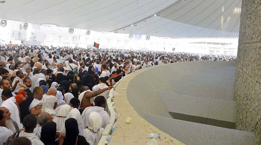 حجاج بيت الله الحرام يرمون جمرة العقبة الكبرى 