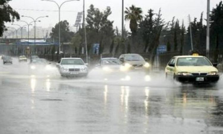 الأرصاد تحذر السائقين من خطر الإنزلاق على الطرق مع بدء تساقط الأمطار